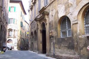 street_siena_tuscany_italy